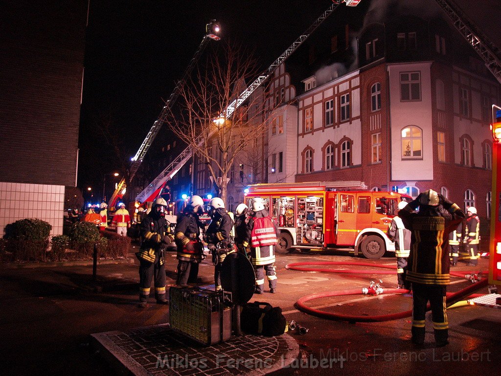 Feuer 3 Dachstuhlbrand Koeln Muelheim Gluecksburgstr P026.JPG